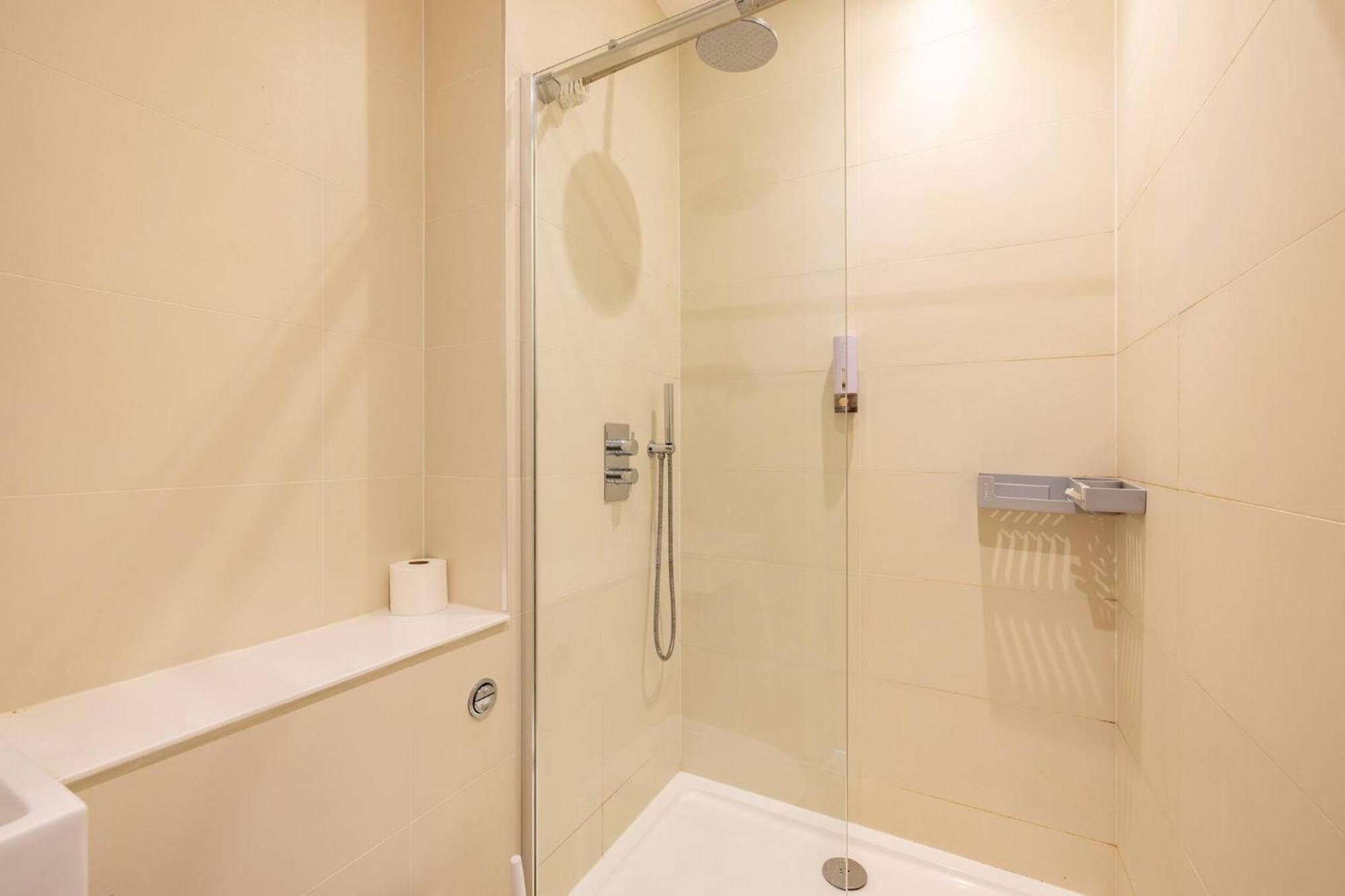 Wild Roses Serviced Apartments - Borough Лондон Экстерьер фото
